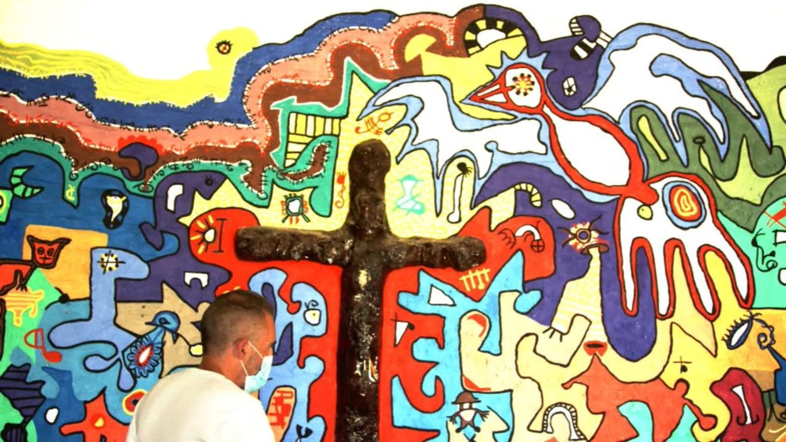 Decoració que l'artista Jesús Cees ha fet en les parets de l'ermita de Sant Cristòfol d'Alcoi