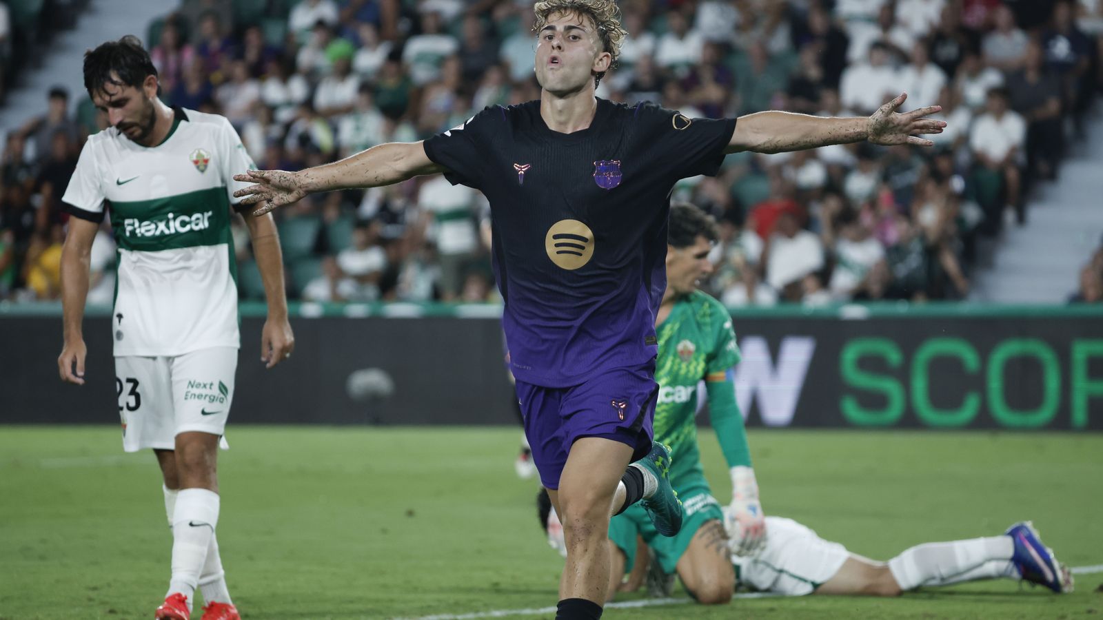Fermín López celebra un dels dos gols que ha marcat al Martínez Valero