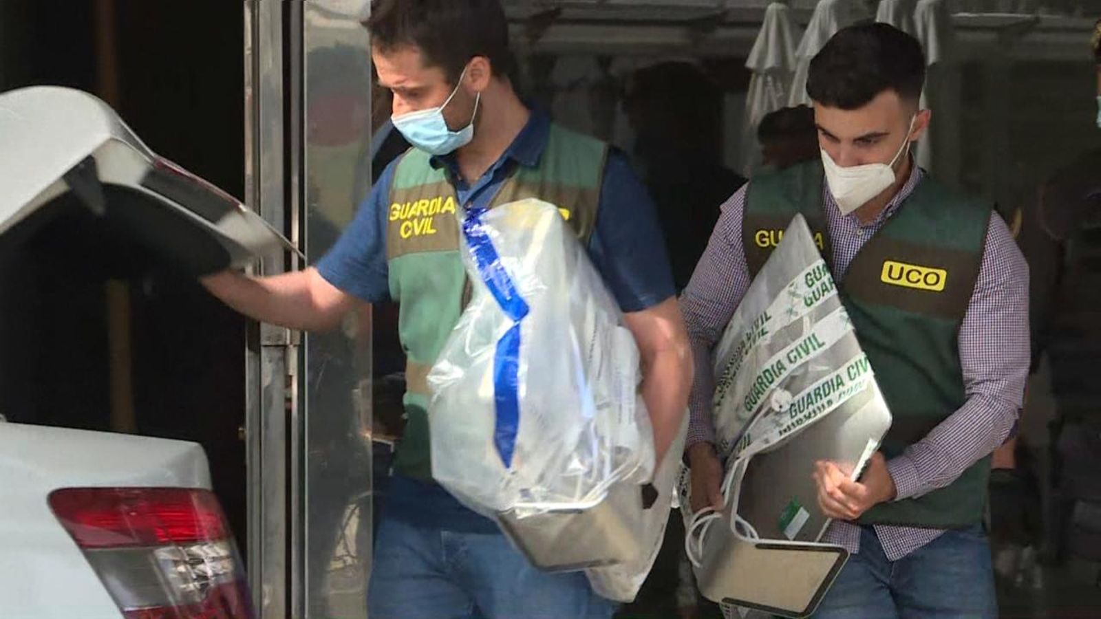 Agents de la Guàrdia Civil requisant ordinadors