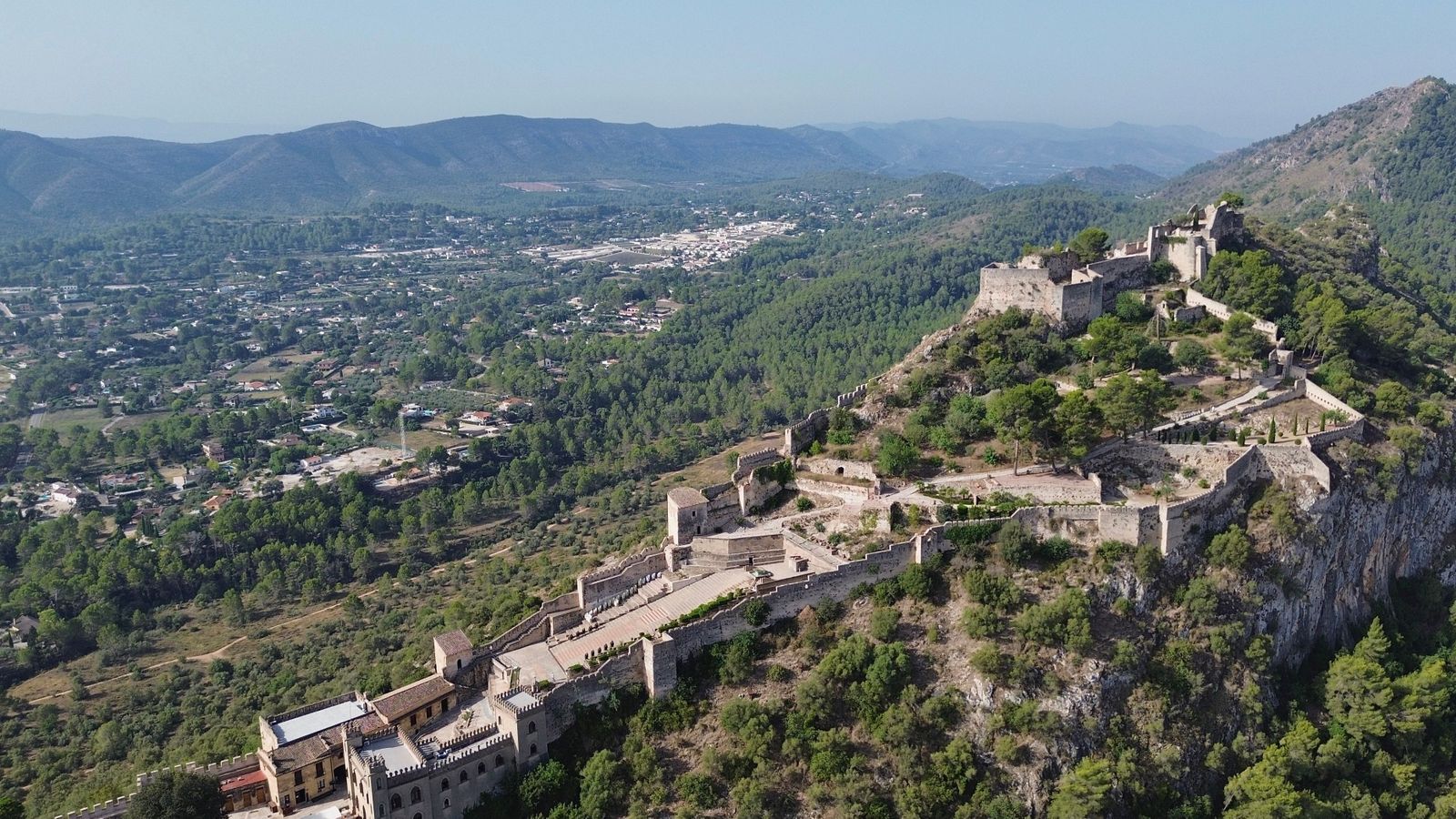 Vista aèria de la Costera, presidida pel castell de Xàtiva, on este dimecres no es descarta que superen els 37 graus