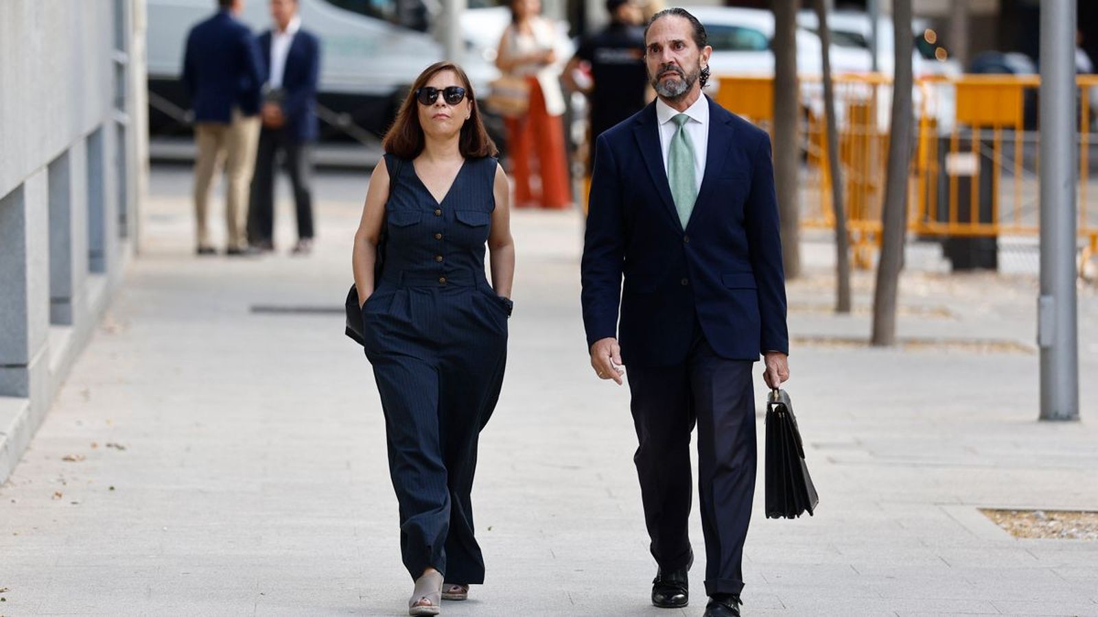 La gerent del PSOE, Ana Mª Fuentes arriba a l'Audiència Nacional acompanyat del seu advocat