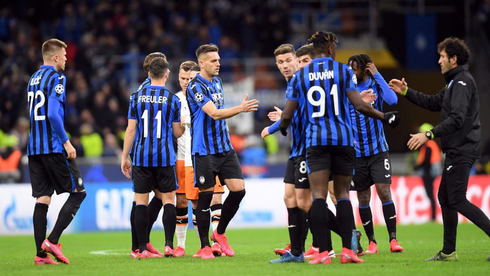 Partits de bàsquet i futbol a porta tancada pel coronavirus