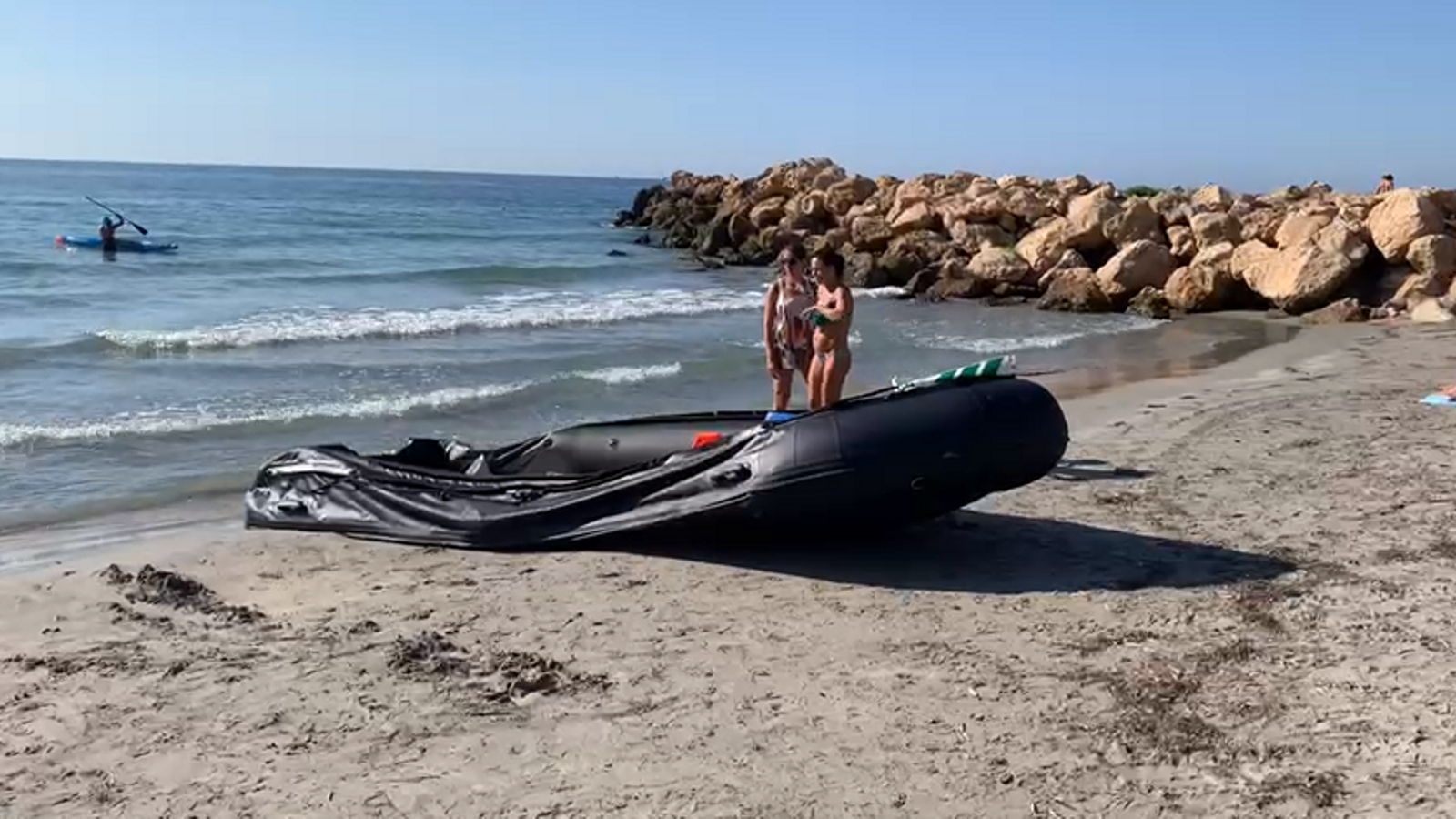 Embarcació pneumàtica que ha arribat aquesta matinada a Santa Pola Una de les embarcació que han arribat aquesta matinada a Santa Pola