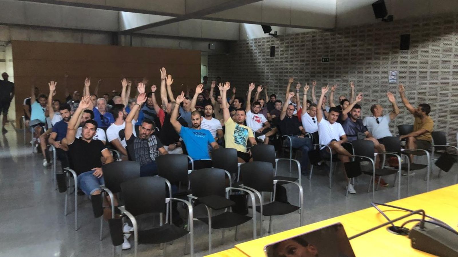 Els bombers d'Alacant voten a favor de mobilitzar-se en contra del Reglament del servei de bombers forestals de la Generalitat Els bombers d'Alacant voten a favor de mobilitzar-se en contra del Reglament del servei de bombers forestals de la Generalitat