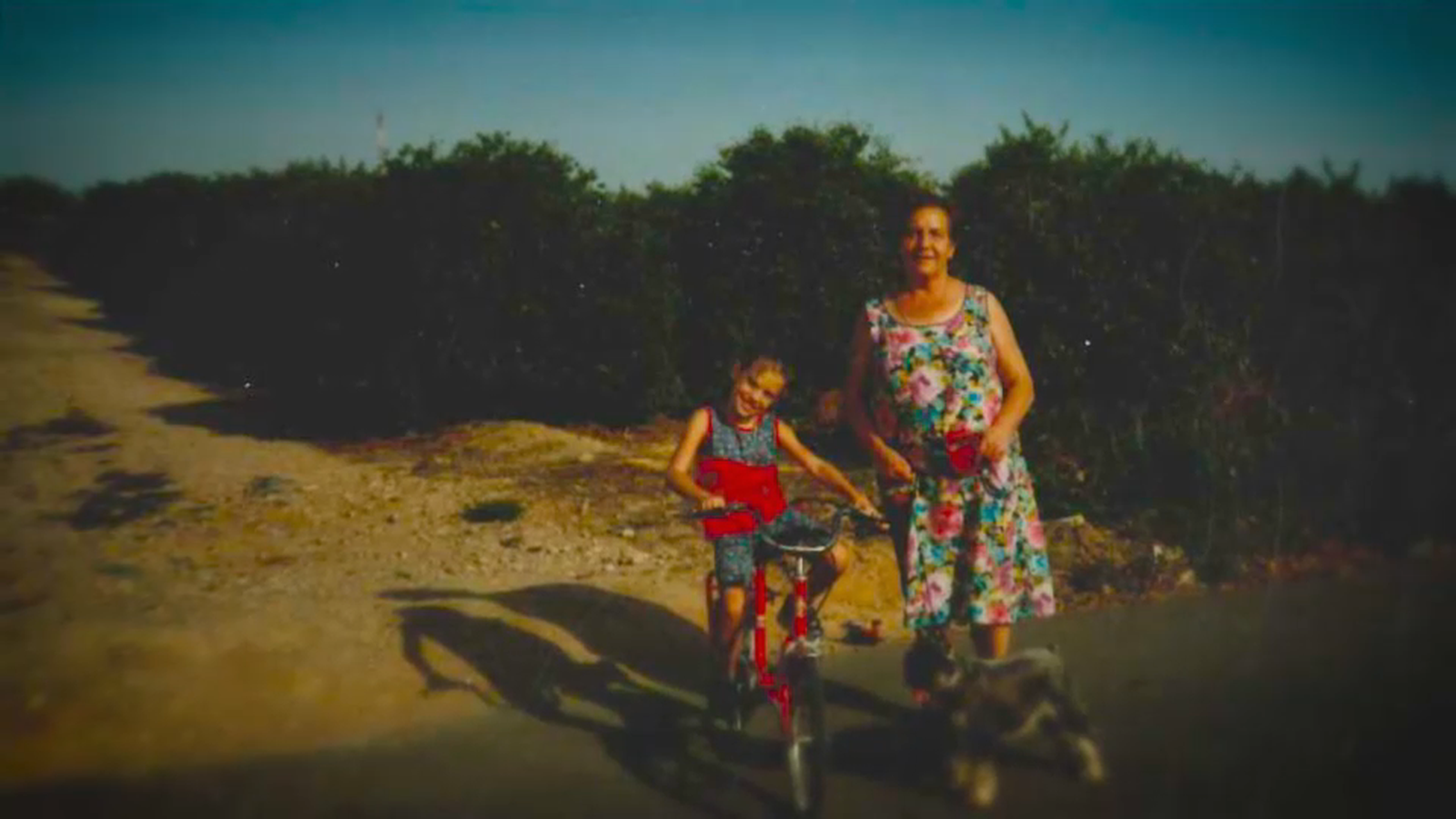 Àlex amb la seua iaia passejant pels camps del seu poble a Xeraco