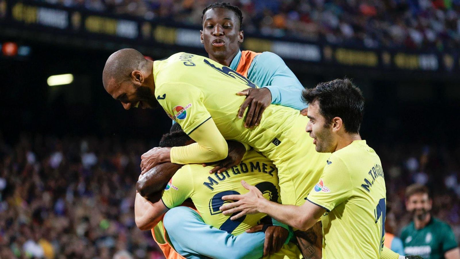 Els jugadors groguets celebren el segon gol