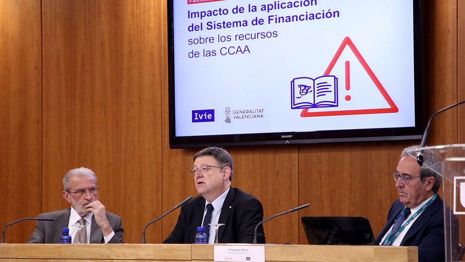 Esteban Morcillo, rector de la Universitat de València; Ximo Puig, president de la Generalitat i Francisco Pérez, director de l'IVIE