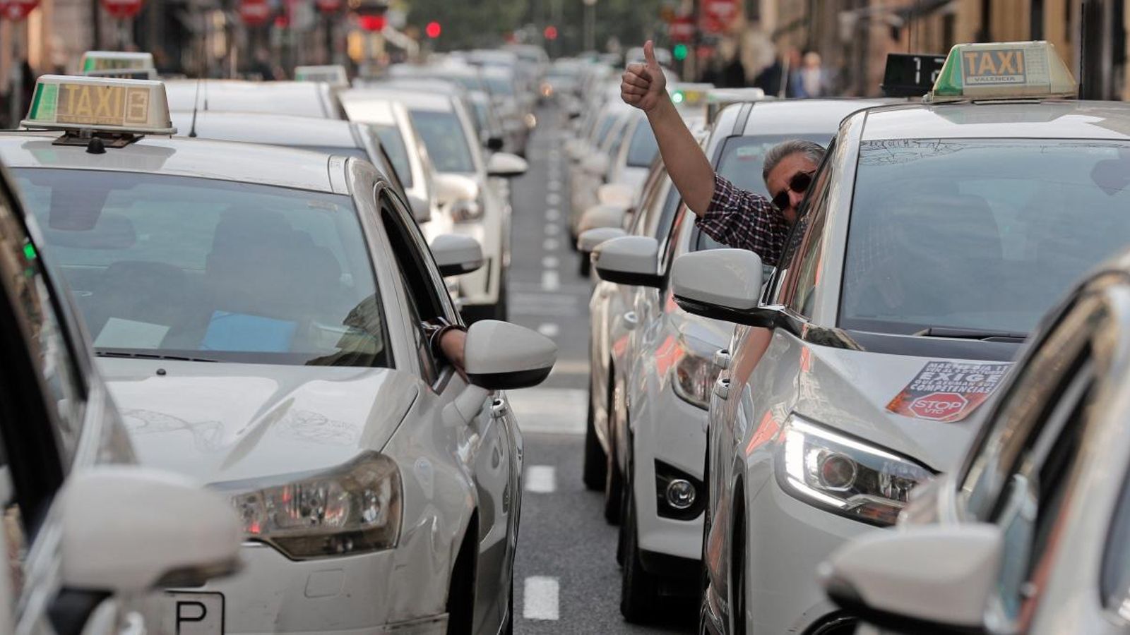 Taxistes valencians porten jupetins grocs en suport a les protestes en Madrid i Barcelona Taxistes valencians porten jupetins grocs en suport a les protestes en Madrid i Barcelona