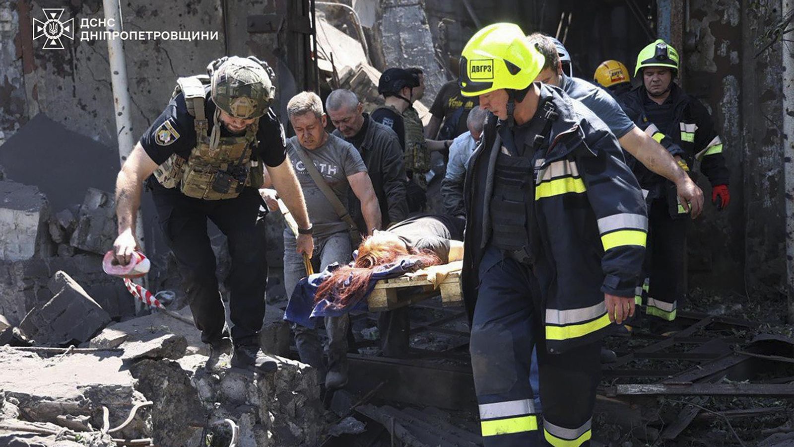 Els serveis d'emergència trauen ferits de la zona atacada per Rússia a la ciutat ucraïnesa de Dnipró