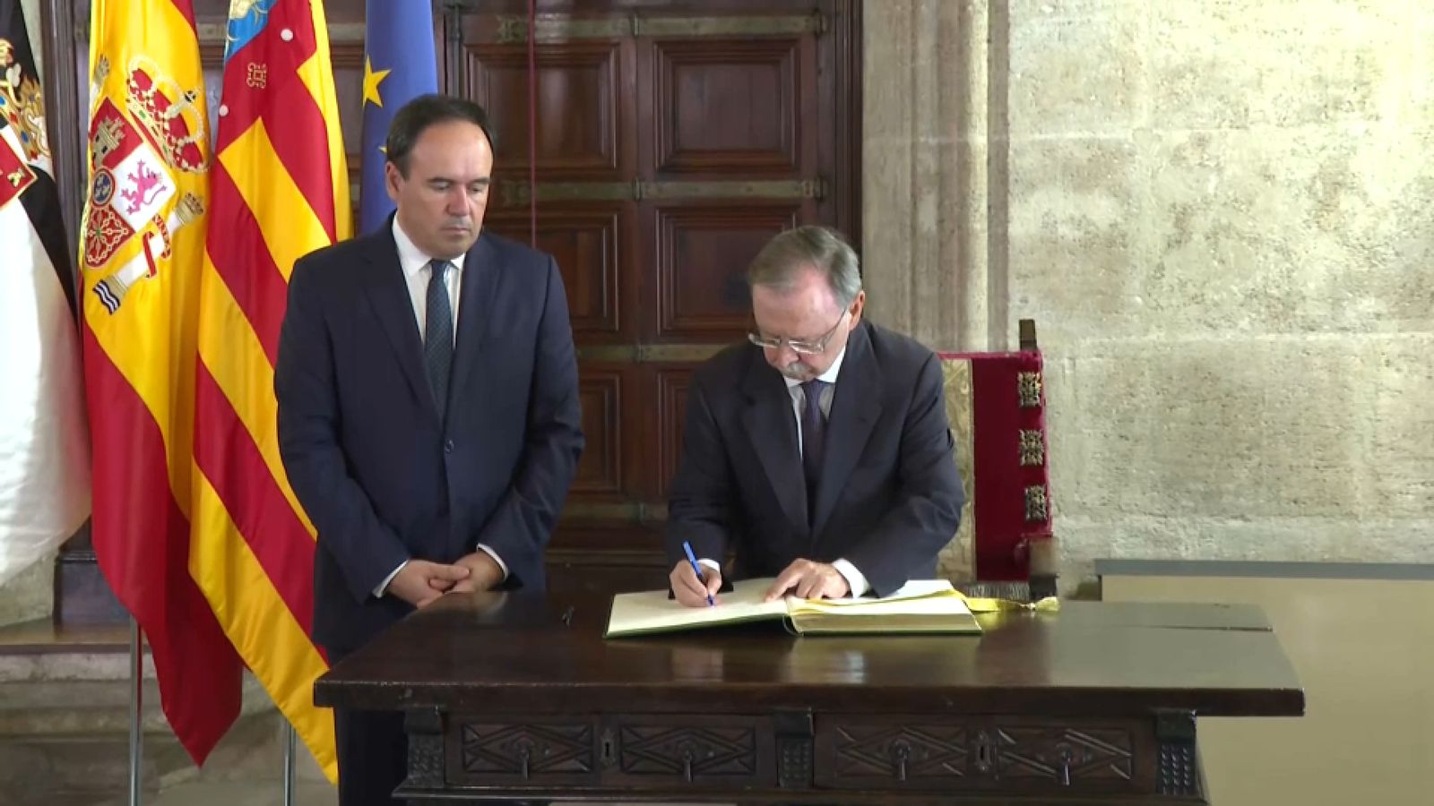 Vivas firma el Llibre d'Honor al Palau de la Generalitat
