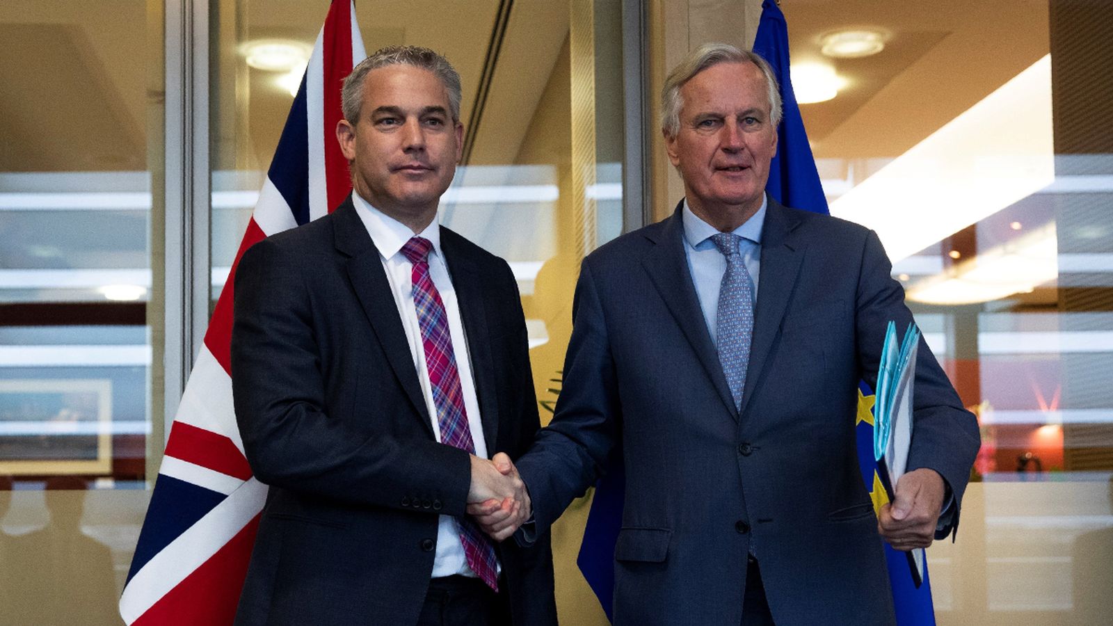 Stephen Barclay (esquerra) i Michel Barnier (dreta), abans de la reunió en la Comissió Europea