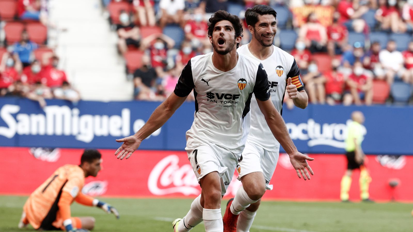 Gonçalo Guedes i Carlos Soler celebren el tercer gol del València