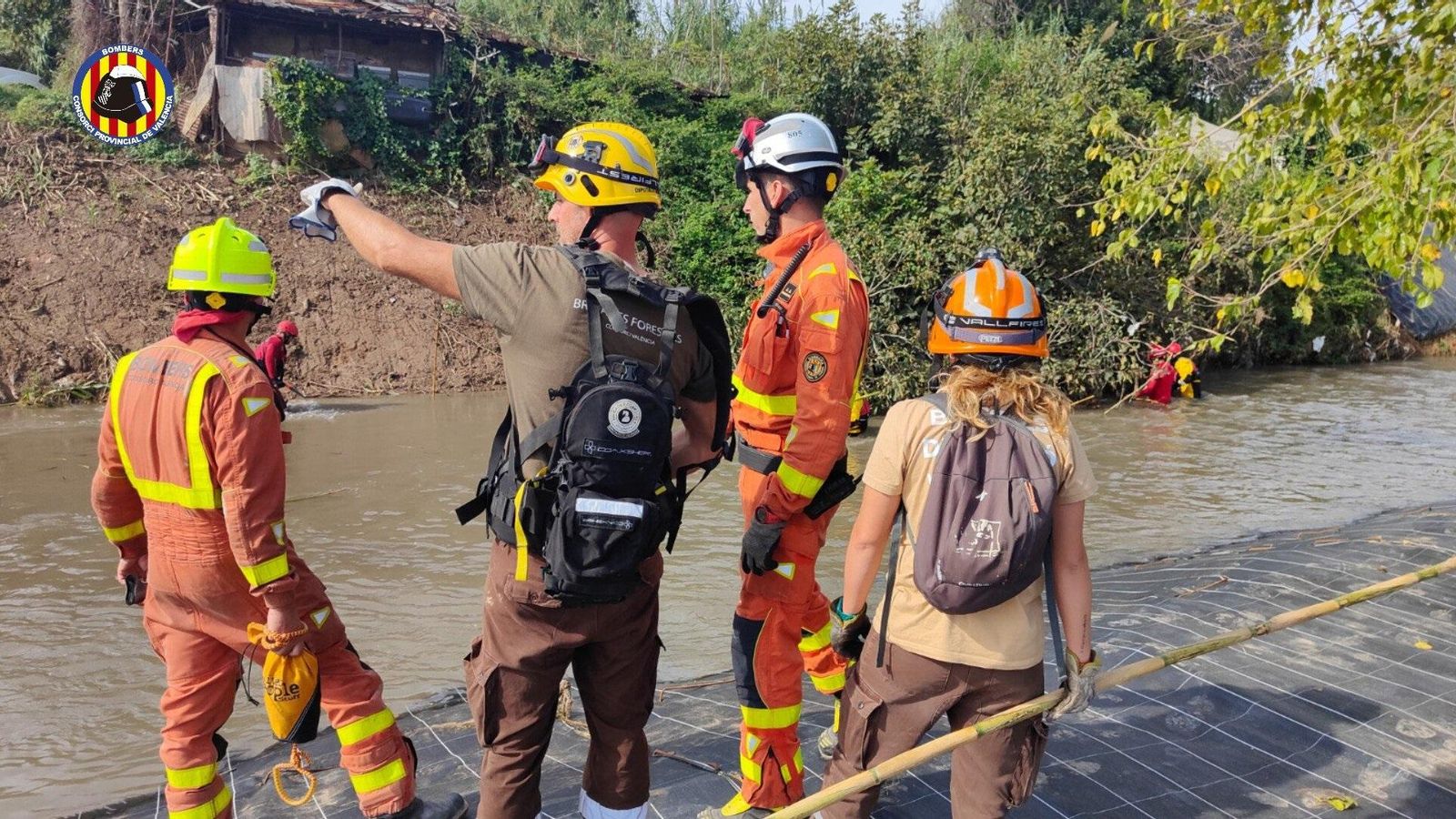 L'equip de rescat busca l'home desaparegut al riu Túria L'equip de rescat busca l'home desaparegut al riu Túria