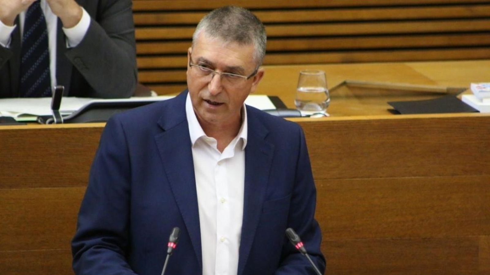 El conseller d'Economia Sostenible, Sectors Productius, Comerç i Treball, Rafael Climent, durant la intervenció a les Corts