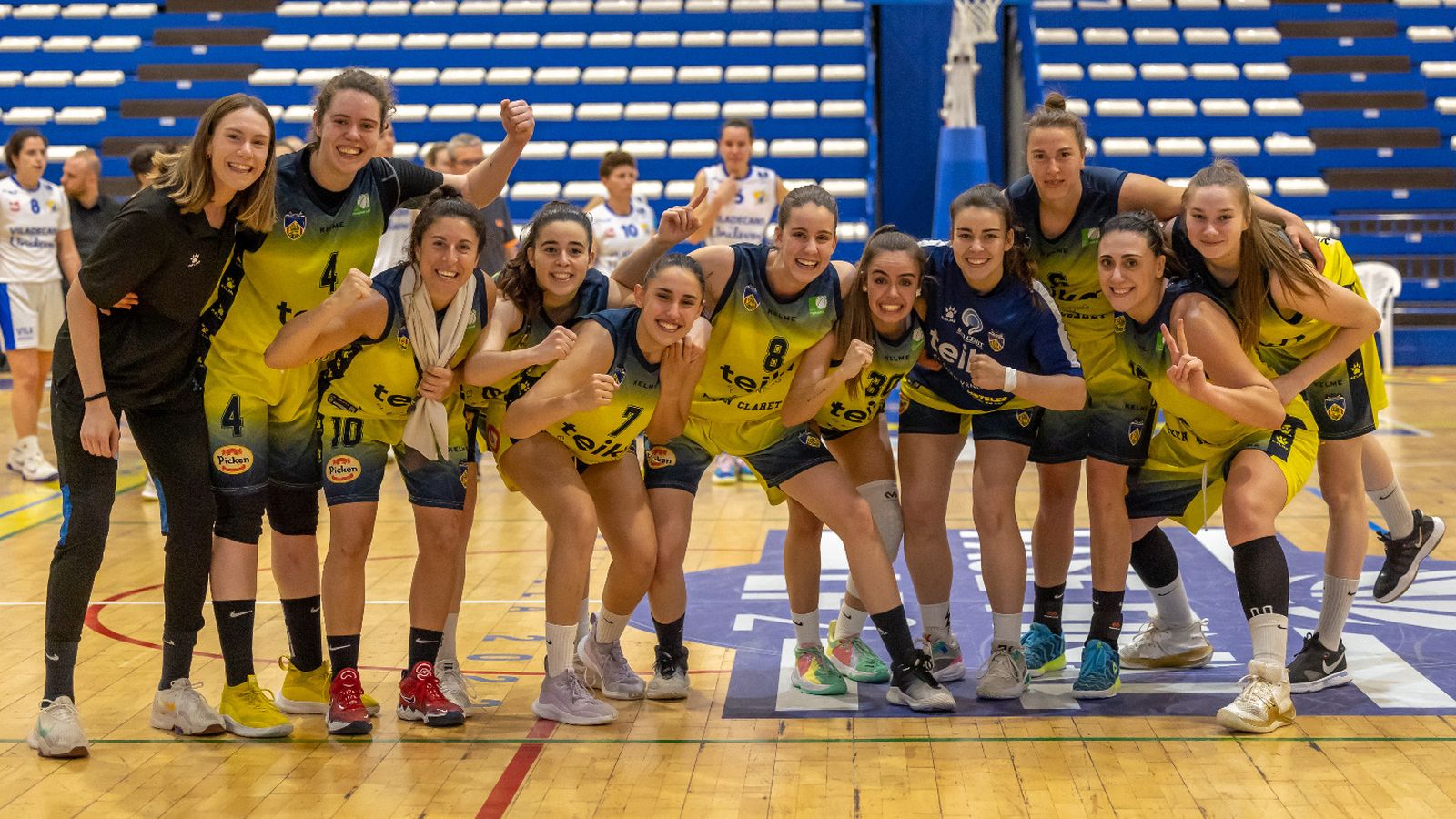 Les jugadores del Claret celebren l'ascens