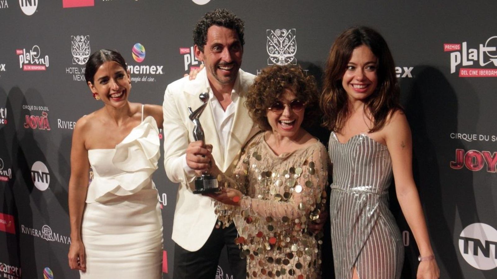 L'equip de la sèrie espanyola 'Arde Madrid', amb el Platino a la millor telesèrie o minisèrie cinematogràfica