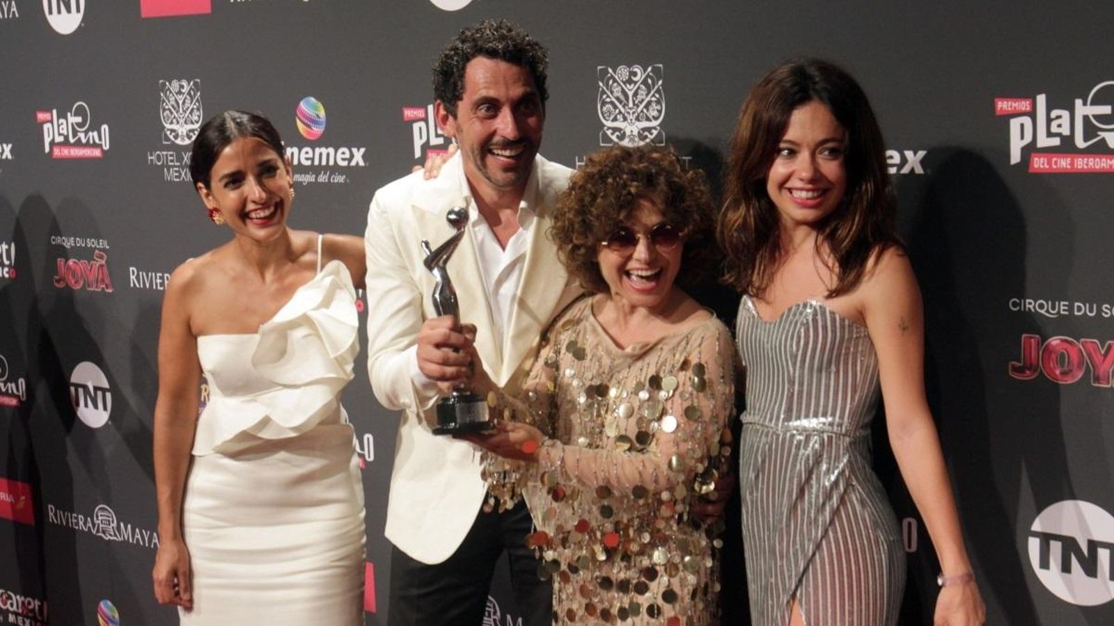 L'equip de la sèrie espanyola 'Arde Madrid', amb el Platino a la millor telesèrie o minisèrie cinematogràfica