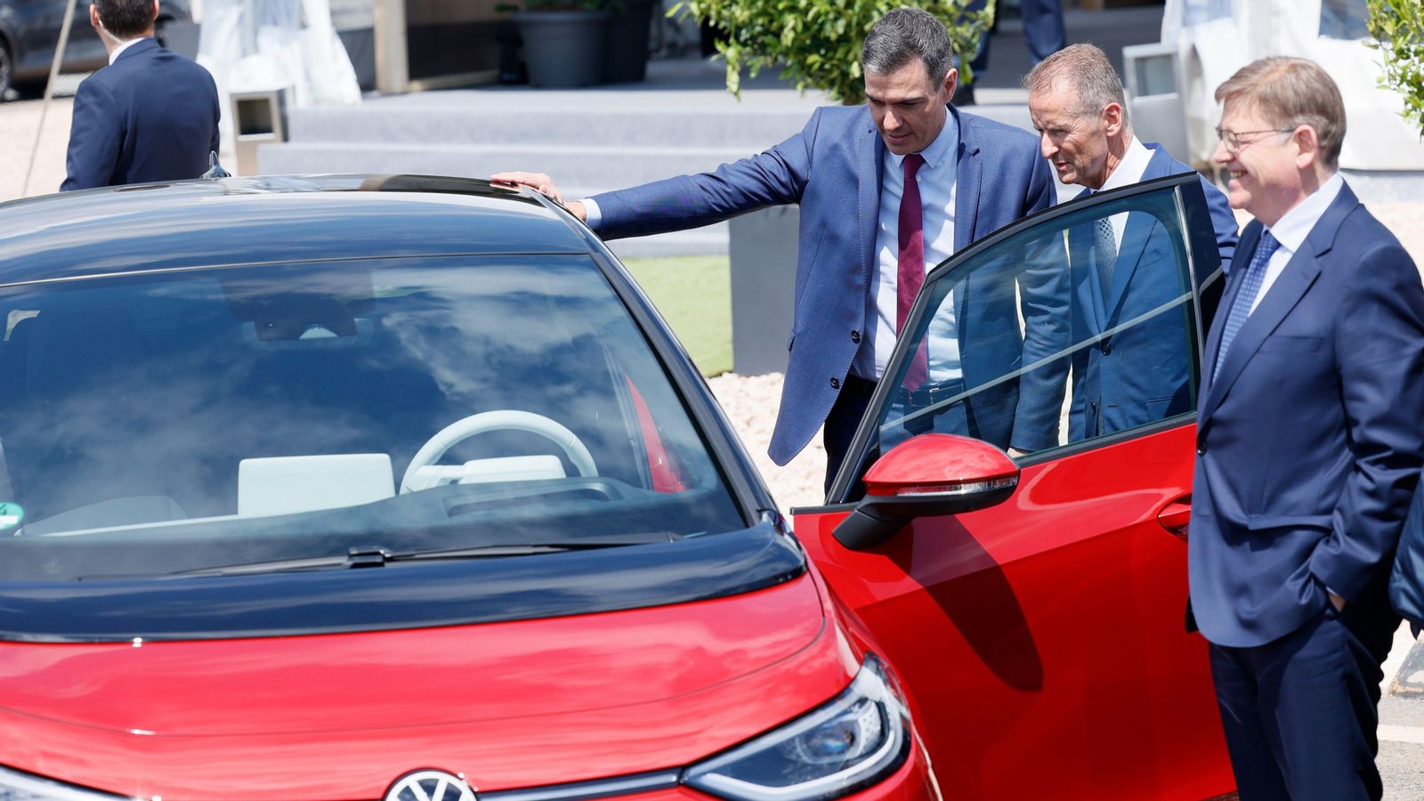 El president del govern espanyol, Pedro Sánchez; el president del Grup Volkswagen, Herbert Diess, i el president de la Generalitat , Ximo Puig, en l'acte de presentació de la gigafactoria