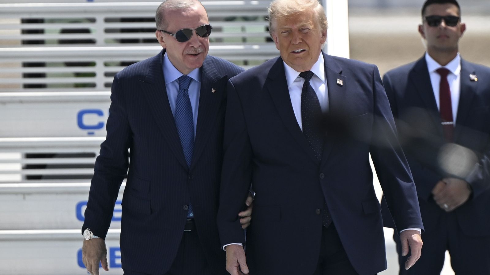 El president de Turquia, Recep Tayyip Erdogan, rep el president dels Estats Units, Donald Trump, a l'aeroport d'Esenboga d'Ankara, abans de l'inici de la cimera de l'OTAN