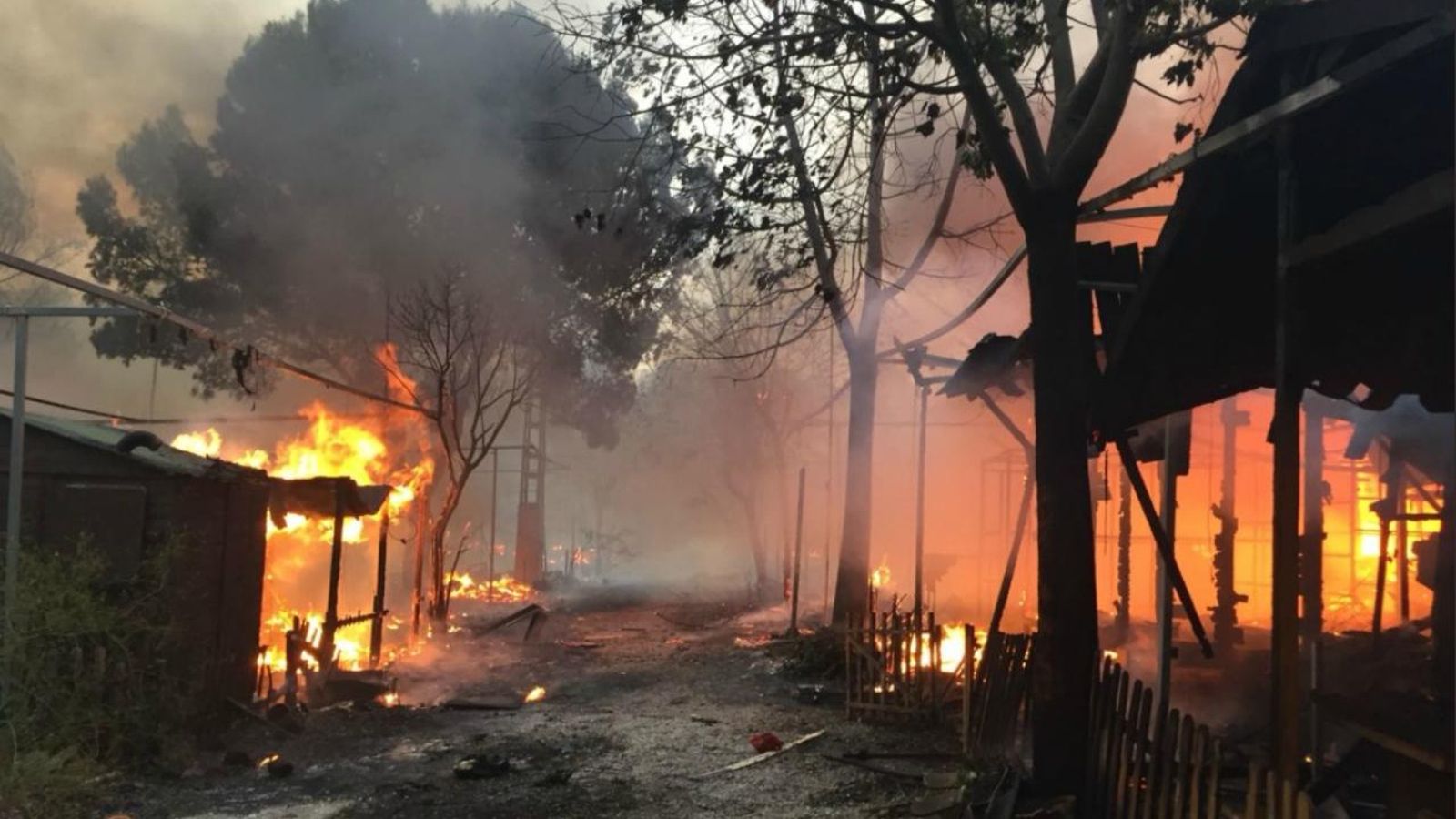 L'incendi crema el càmping abandonat
