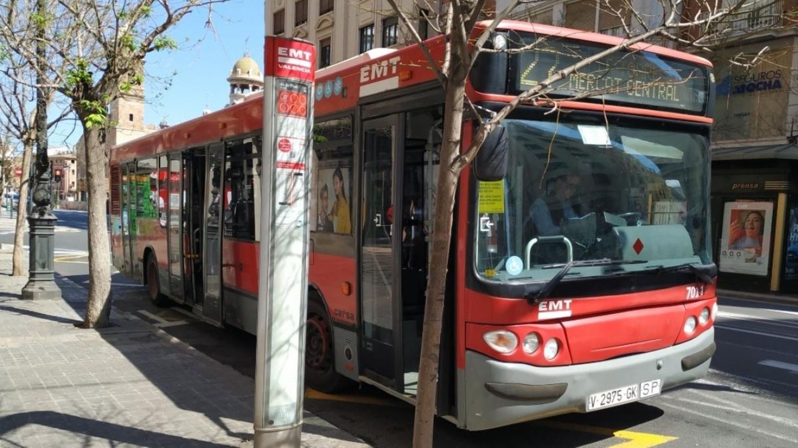 Un autobus de l'EMT de València en una imatge d’arxiu