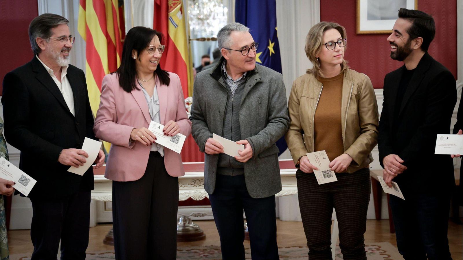 El síndic de Comptes, al centre, juntament amb els portaveus dels grups parlamentaris quan lliurava a les Corts l’Informe de fiscalització del Compte de l'Administració