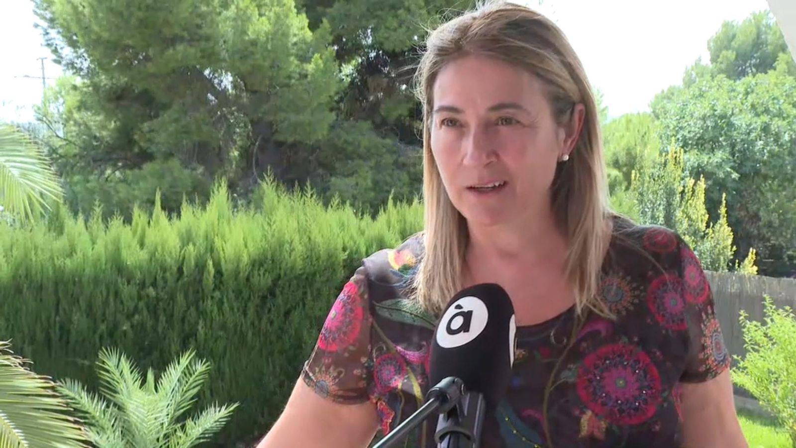 La mare de Marta Calvo, Marisol Burón, atén els serveis informatius d'À Punt