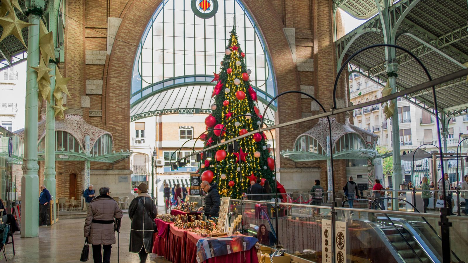 Un mercat amb decoració de Nadal a València (arxiu)
