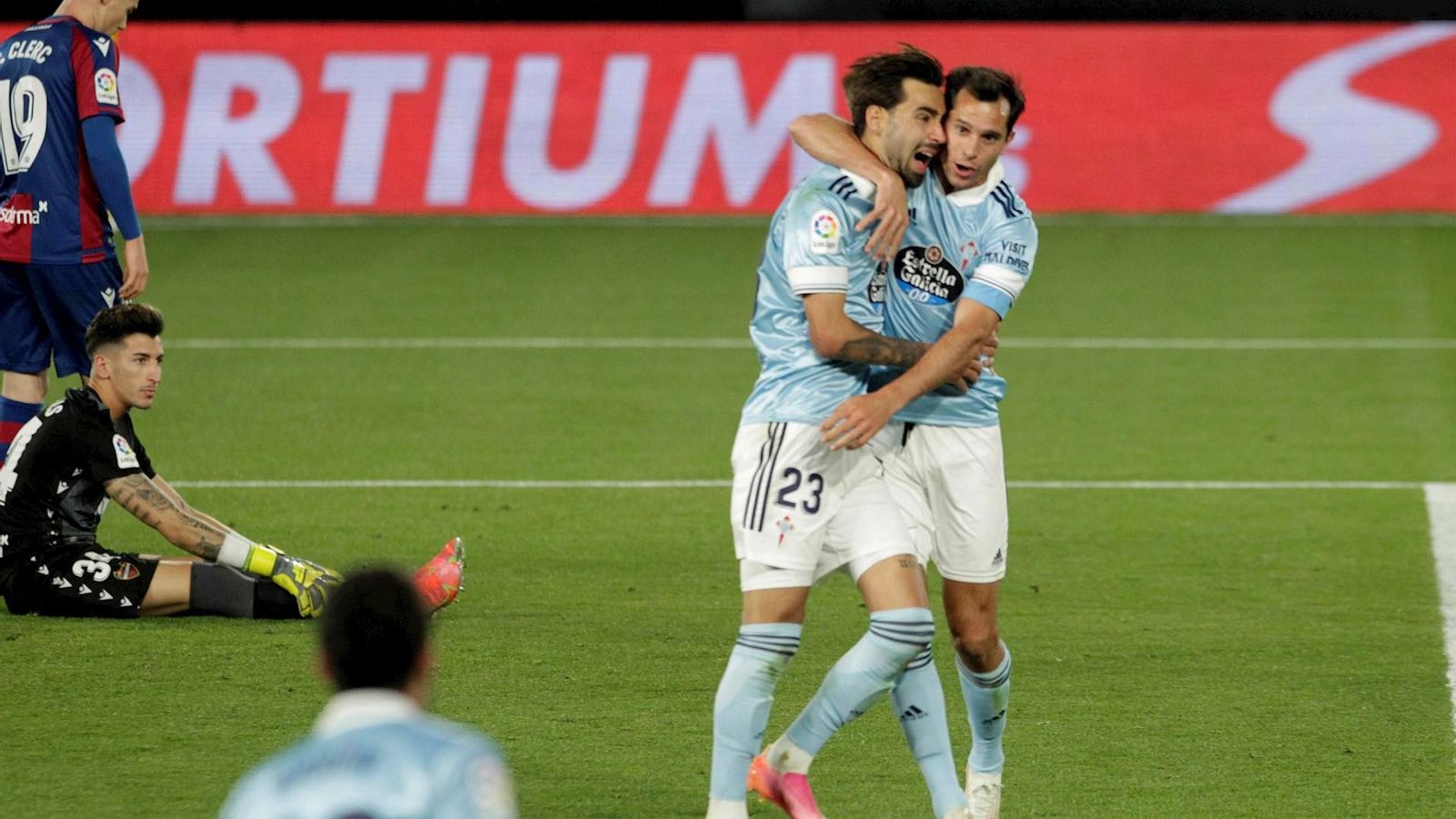 Clerc i Cárdenas es lamenten després d'un gol del Celta