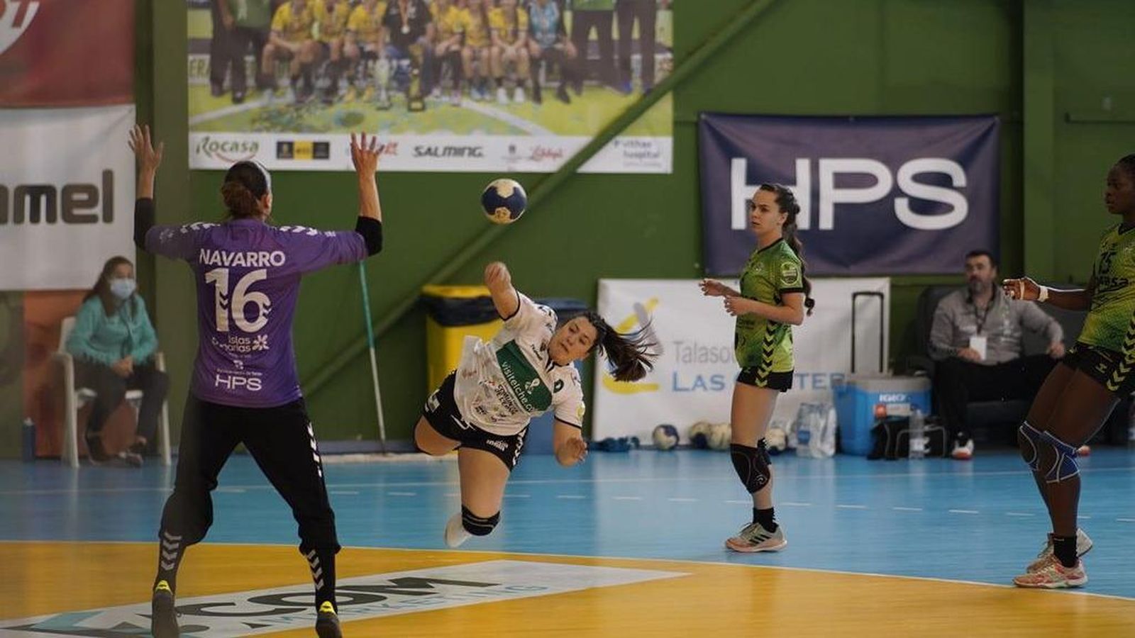 Silvia Navarro, en una acció del partit