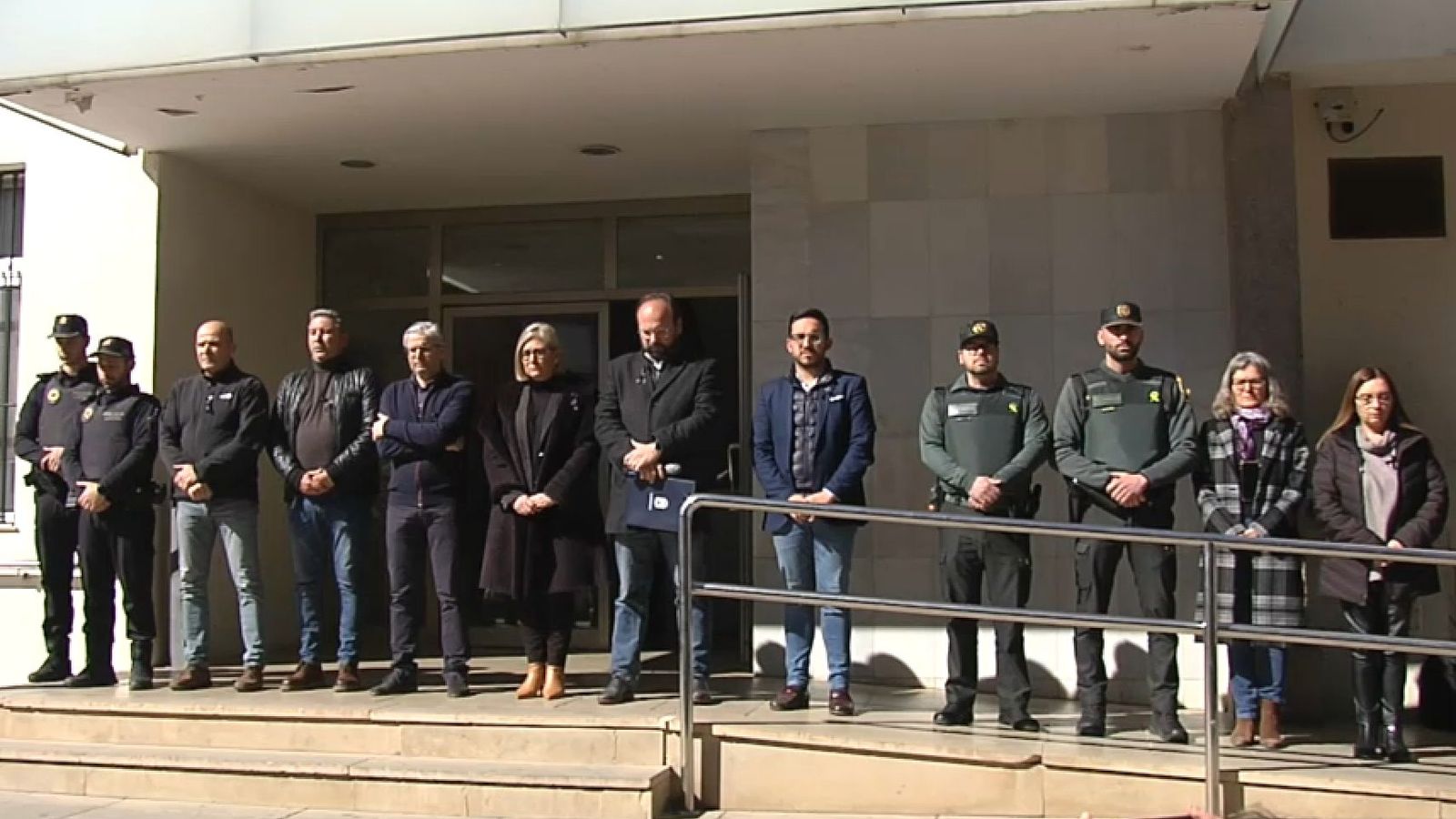 Representants municipals i de les forces de seguretat concentrats, aquest dimarts al migdia, a les portes de l'Ajuntament de Vilamarxant per a condemnar els fets