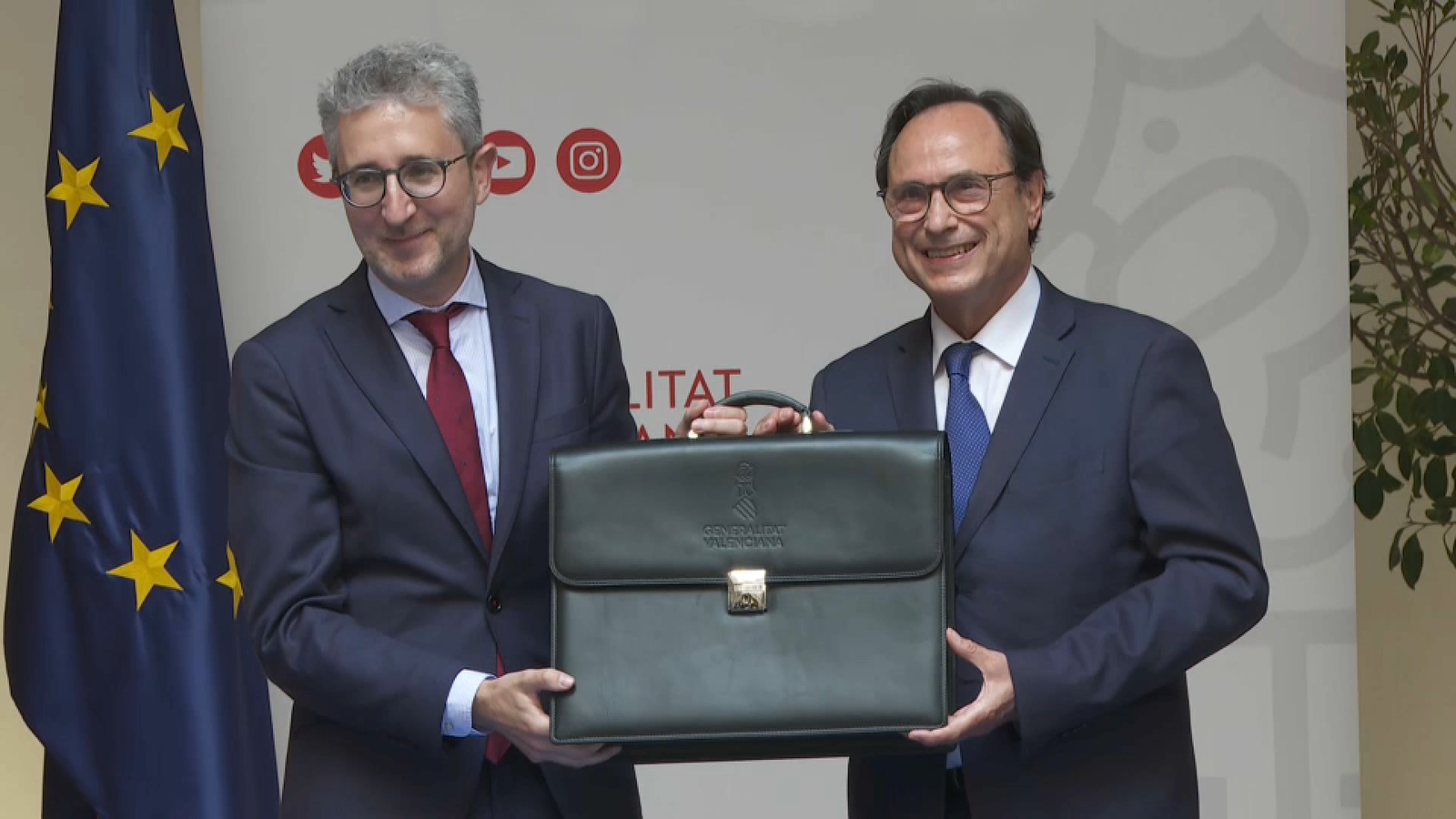 El nou conseller d'Hisenda, Arcadi España, i el conseller ixent, Vicent Soler, durant l'acte de traspàs de cartera