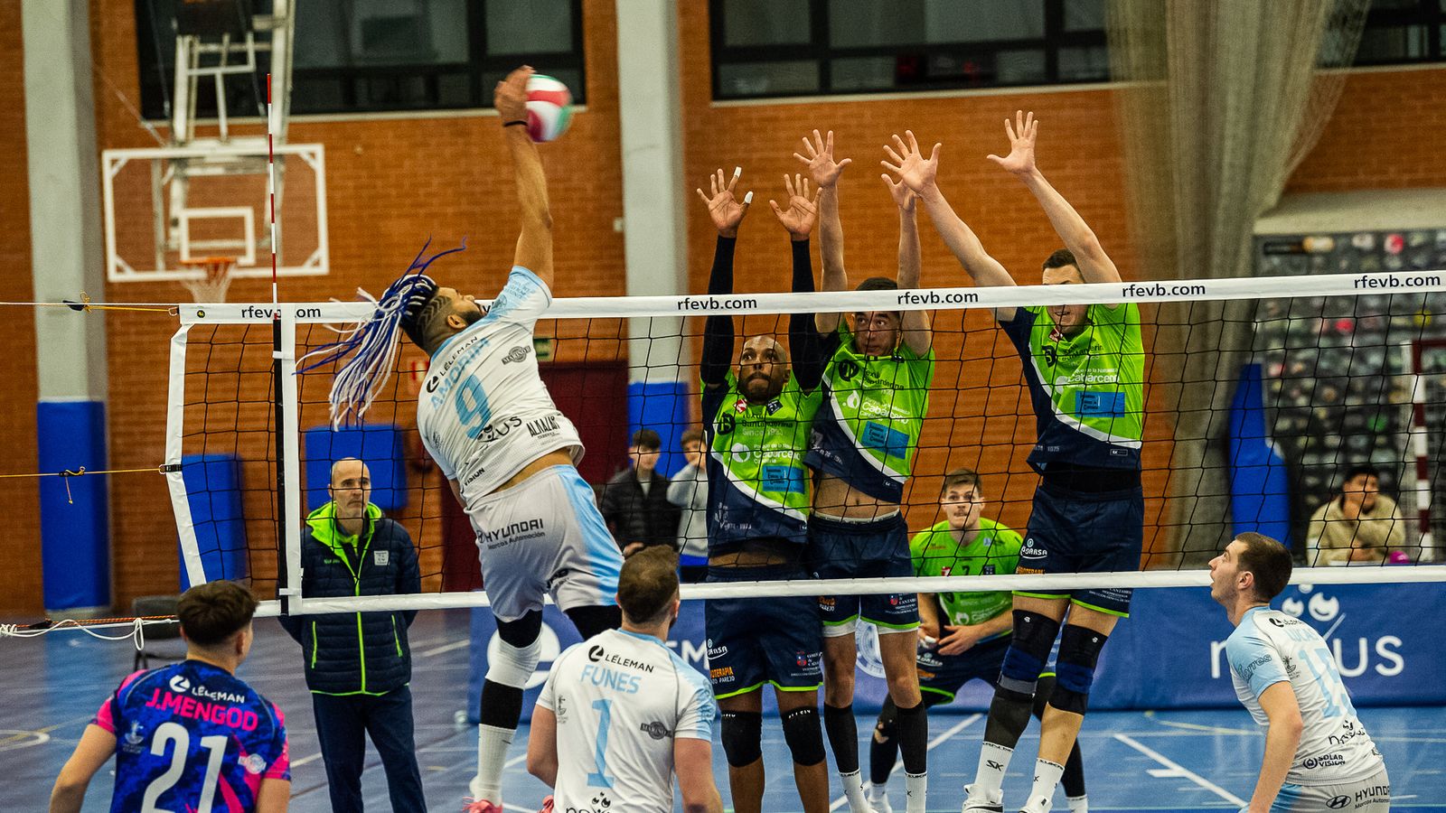 Amorim, del Conqueridor València, colpeja la pilota