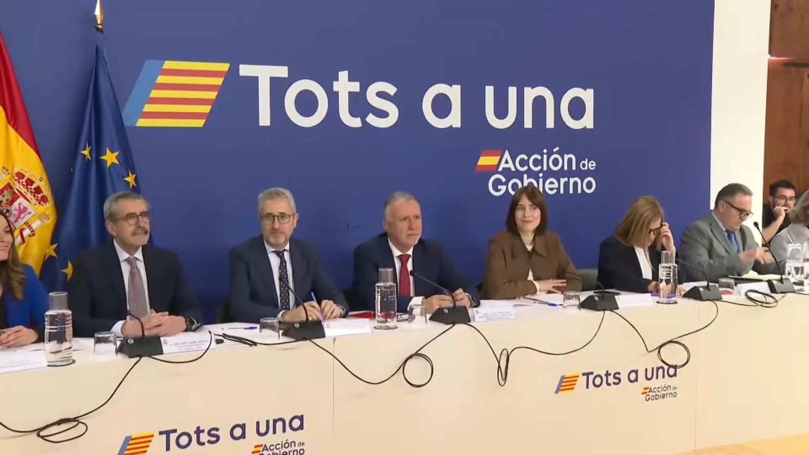 El comité de veus expertes, en la reunió de constitució, amb el comissionat del govern espanyol Josep Maria Àngel i el vicepresident per a la reconstrucció José Gan Pampols, en els extrems esquerre i dret