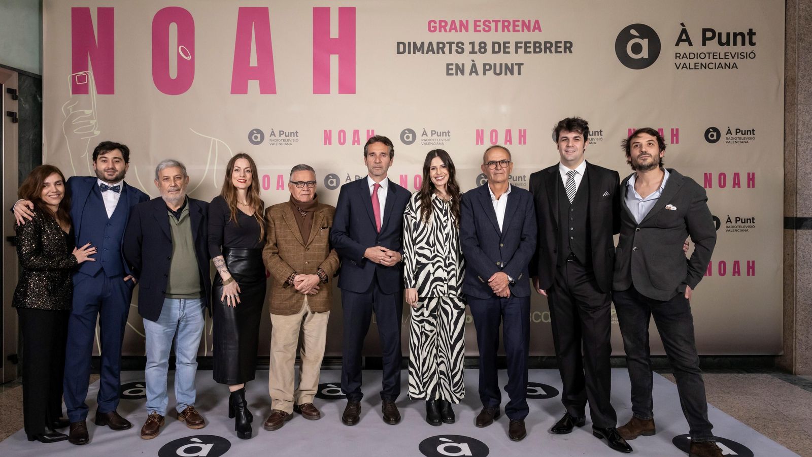 Representants de les productores participants i d'À Punt amb la protagonista del documental, Noah Higón, i la seua directora, Louise Brix