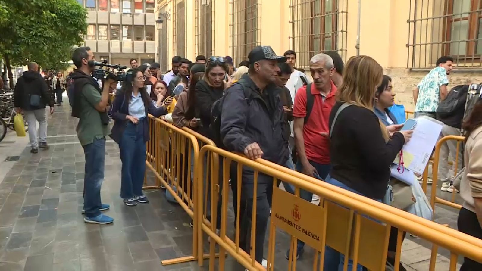 Cues a l'Ajuntament de València, durant el segon dia de tramitació presencial del procés de regularització