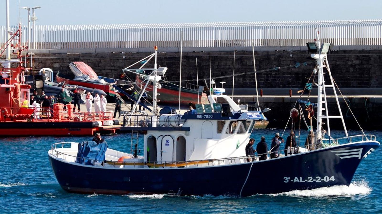 Un vaixell de pescadors ix del port de Tarifa la recerca dels tripulants desapareguts del pesquer Rúa Mar
