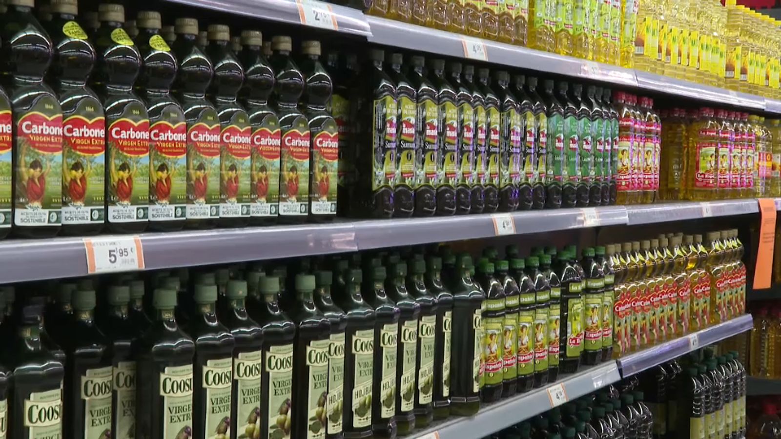 Prestatgeries plenes a vessar en un supermercat de València, aquest dissabte