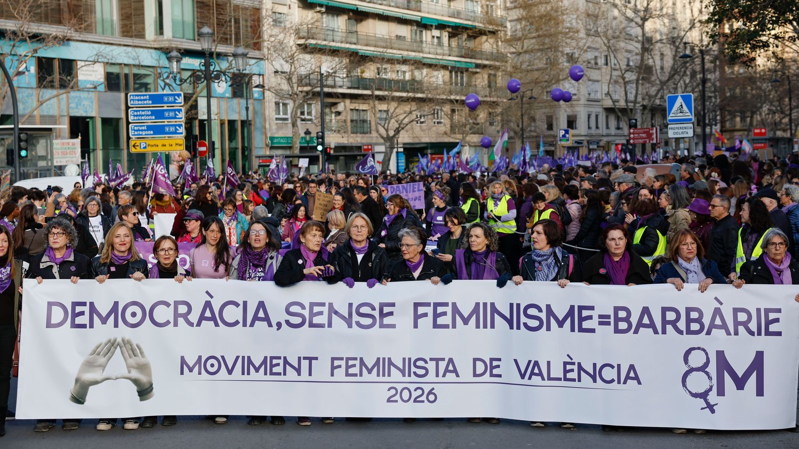 Capçalera de la manifestació del 8M