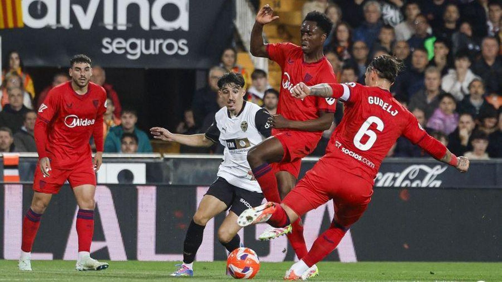 Diego López, en una acció del partit de la temporada passada a Mestalla