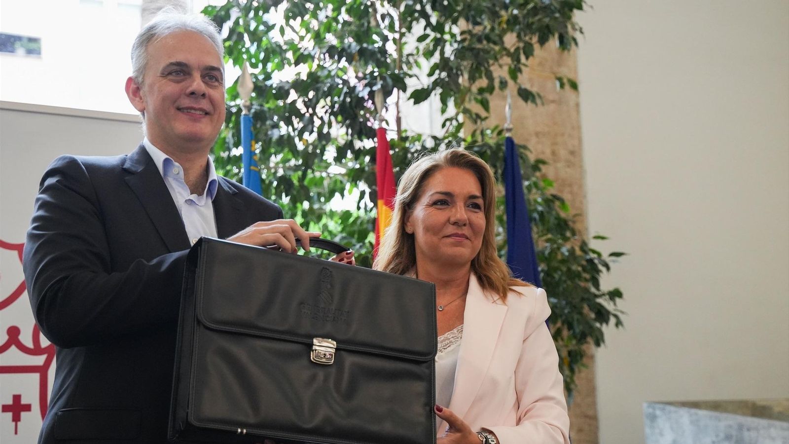 Traspàs de carteres entre l'exvicepresident segon del Consell, Héctor Illueca, i la seua successora, Susana Camarero