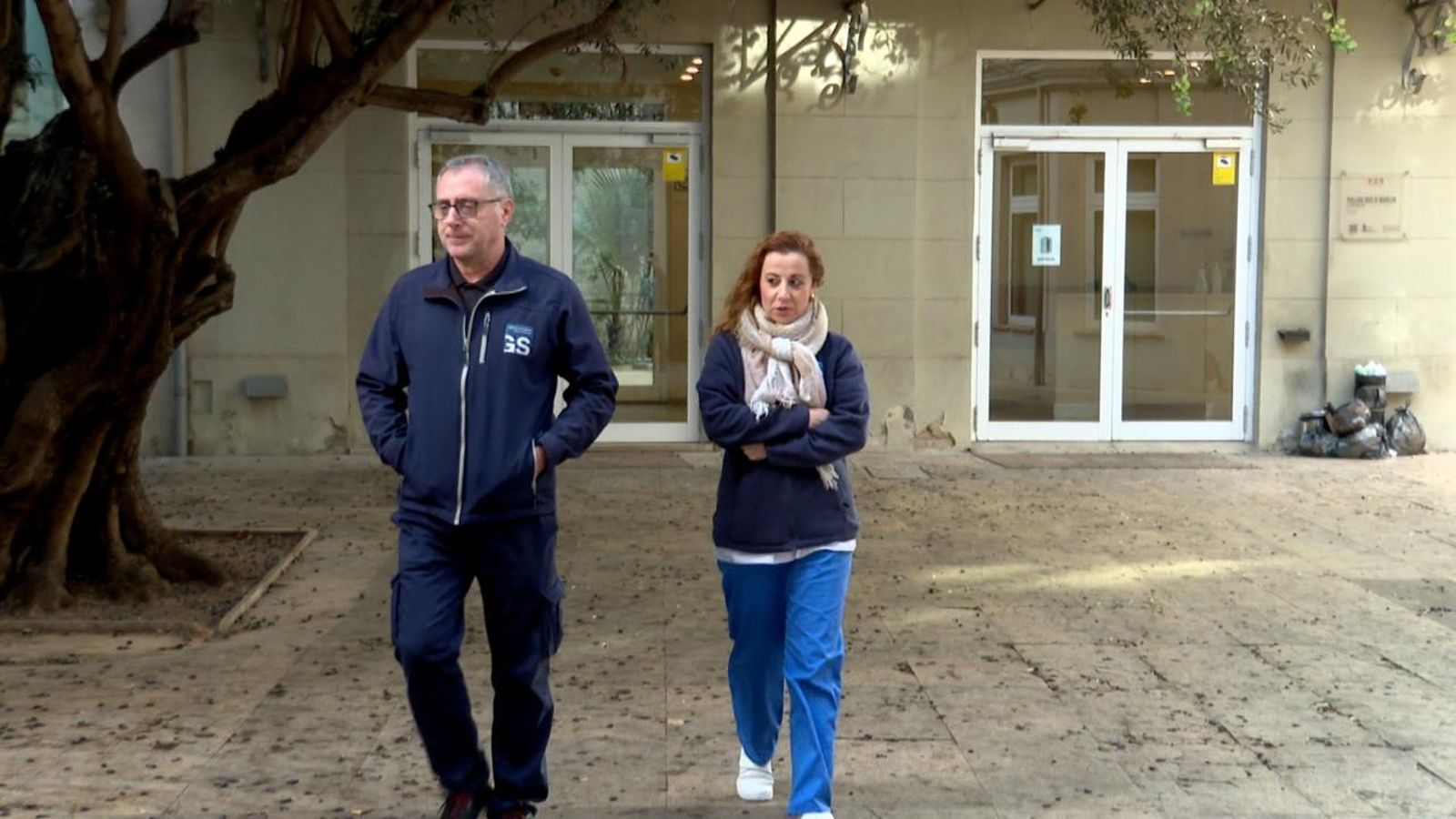 Dos treballadors de la neteja de les Corts