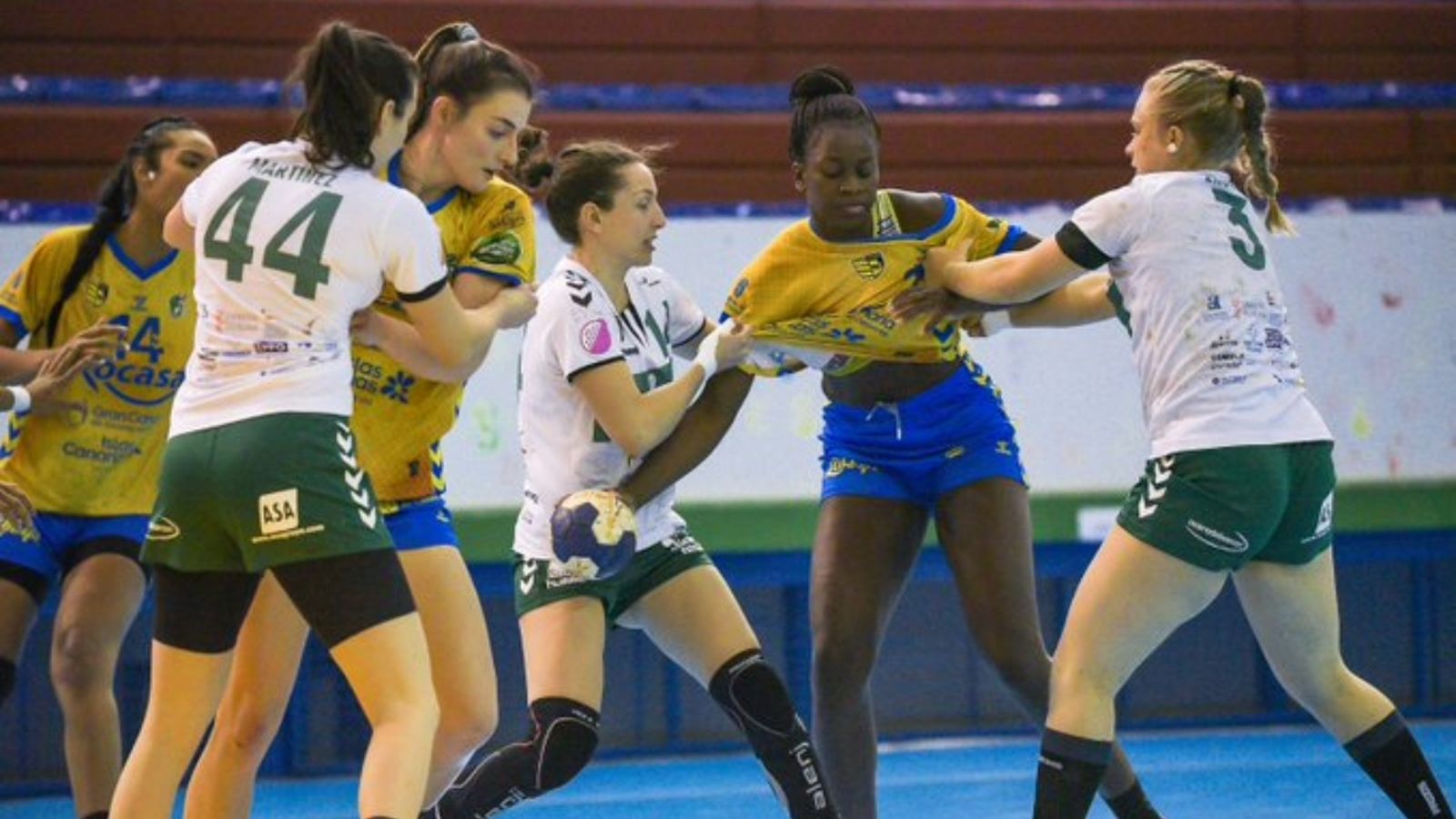 Enfrontament entre l'Handbol Elx i el Rocasa Gran Canària al pavelló insular Antonio Moreno.