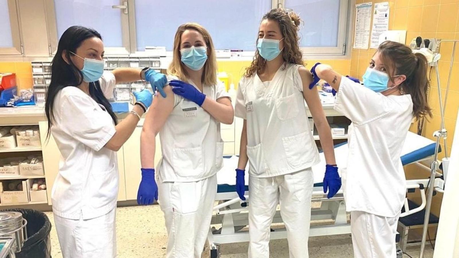 Dues sanitàries reben la vacuna contra la Covid-19