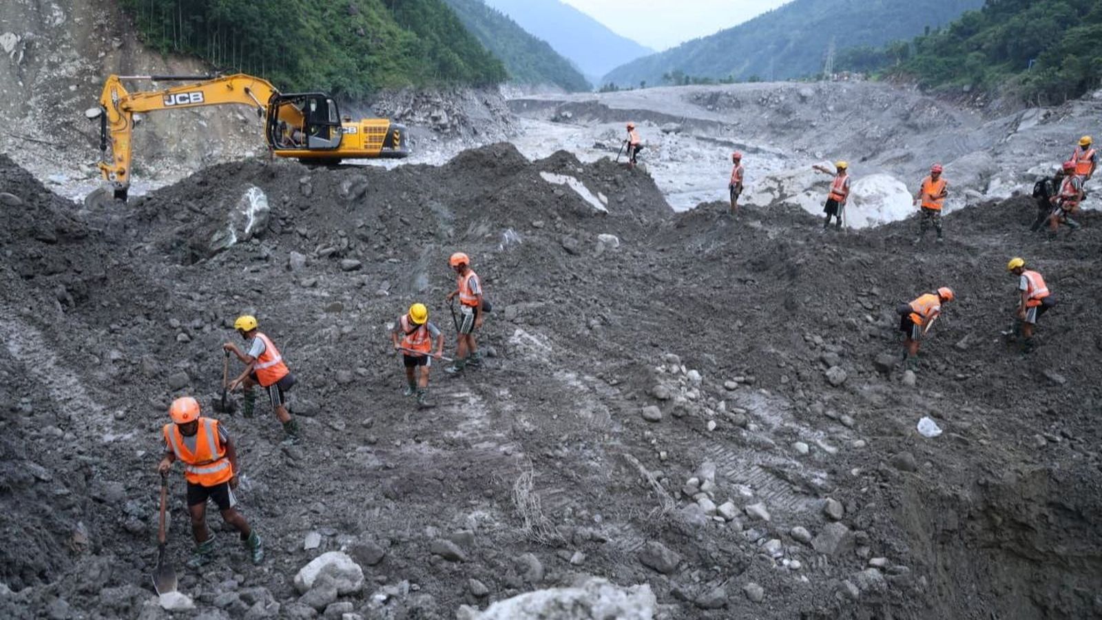 En imatge, tasques de rescat de l'exèrcit del Nepal