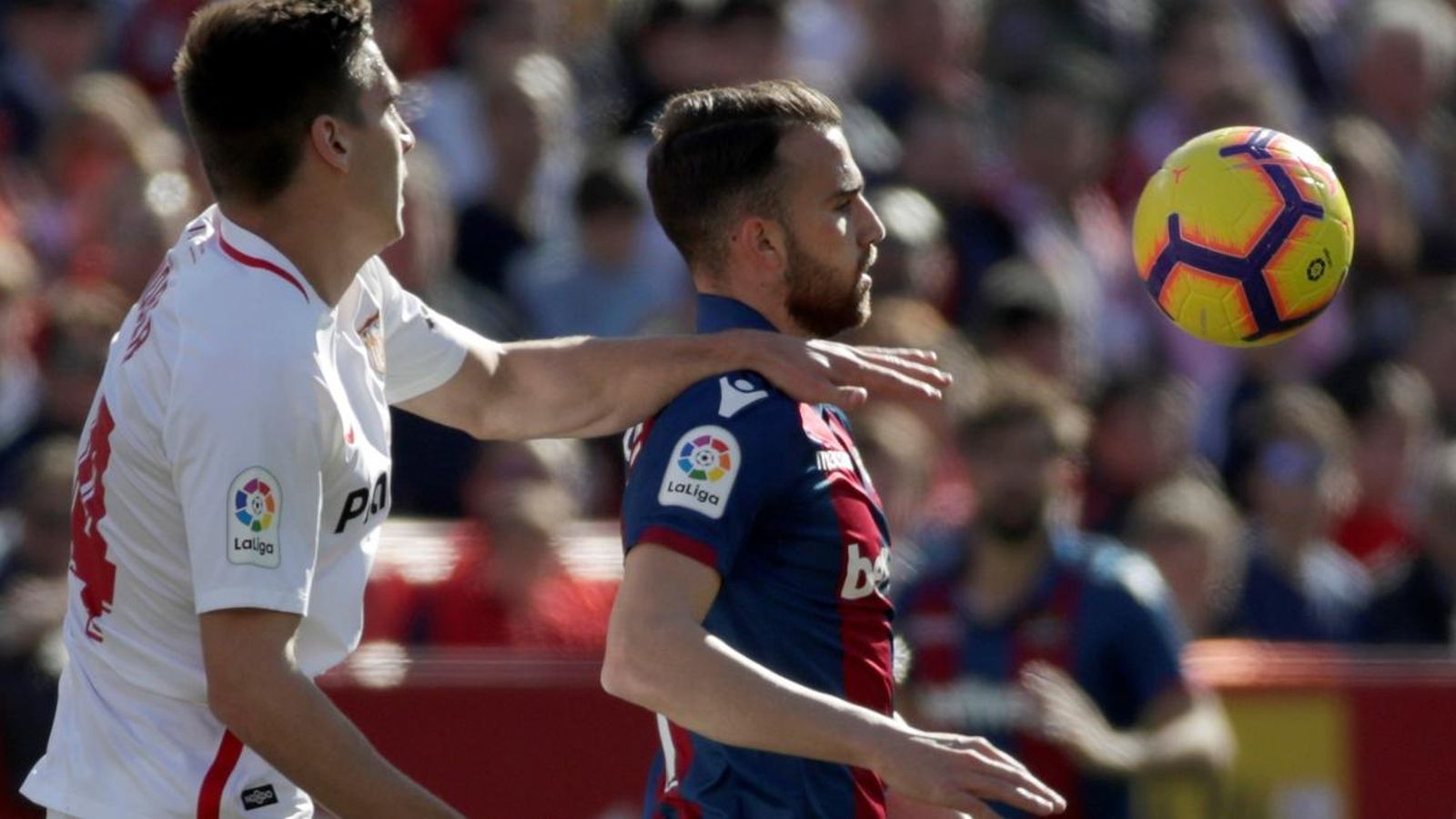 Borja Mayoral en una de les accions del partit