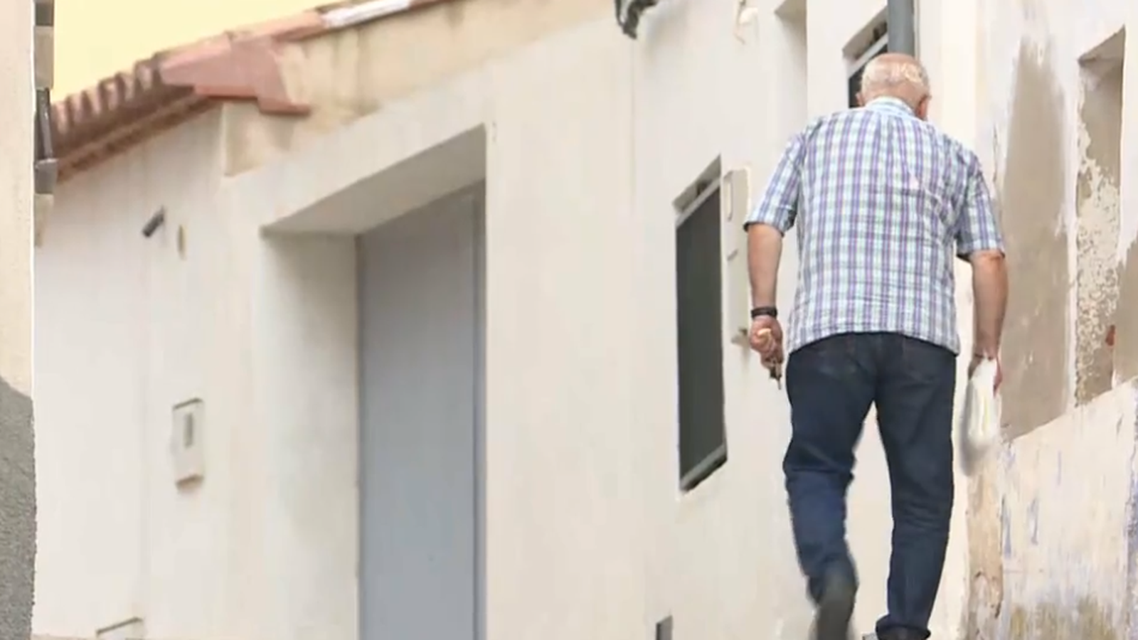 Un home camina pel seu poble a l'interior de la Comunitat Valenciana