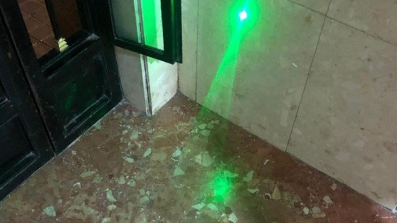 Detenen un menor a València per enlluernar amb un làser els avions que aterraven