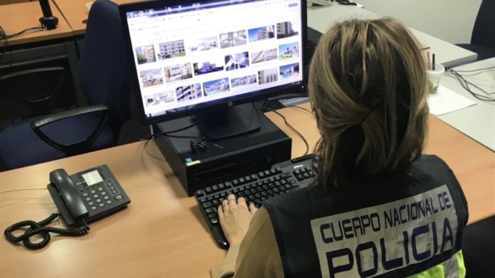 Agent de la Policia Nacional investigant un cas d'estafa immobiliària en una imatge d'arxiu