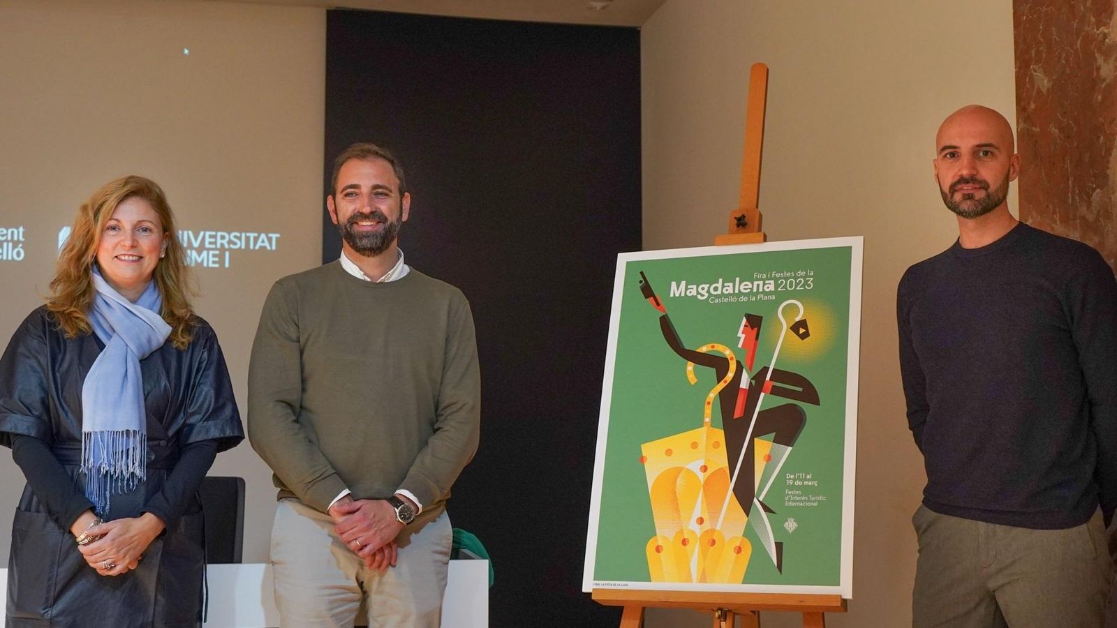 L'autor del cartell, Vicent Ramon Pascual Giner, al costat de l'alcaldessa de Castelló de la Plana, Amparo Marco i el regidor de Festes, Omar Braina